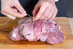 Wildschweinbraten mit Küchengarn fixieren