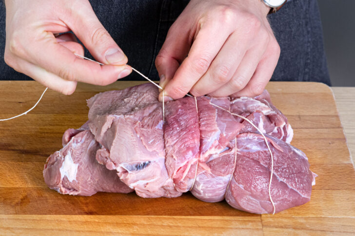 Wildschweinbraten mit Küchengarn fixieren