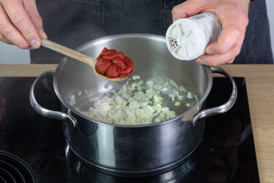 Zwiebeln mit Tomatenmark und WIldgewürz anbraten