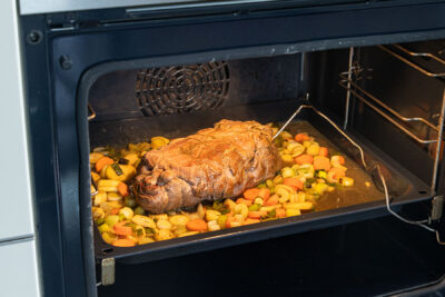 Wildschweinbraten bei Niedrigtemperatur im Backofen schmoren