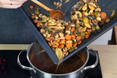 Gemüse aus dem BAcofen in die Sauce geben