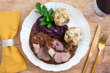 Wildschweinbraten bei Niedrigtemperatur im Backofen schmoren