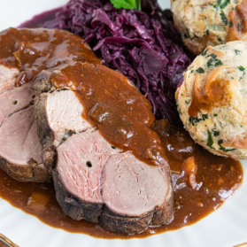 Wildschweinbraten bei Niedrigtemperatur im Backofen schmoren