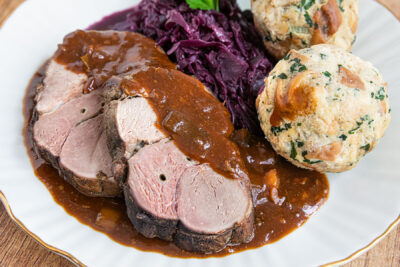Wildschweinbraten bei Niedrigtemperatur im Backofen schmoren