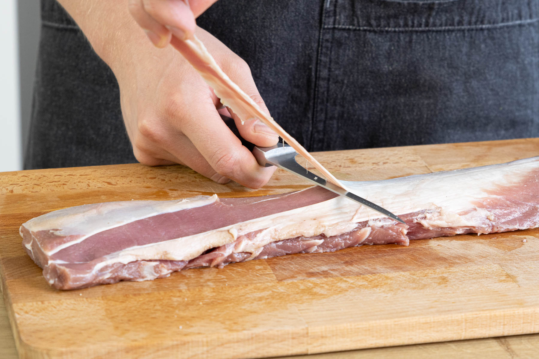 Fett vom Wildschweinrücken abschneiden