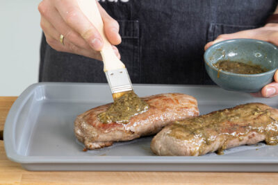 Fleisch mit der Marinade einstreichen