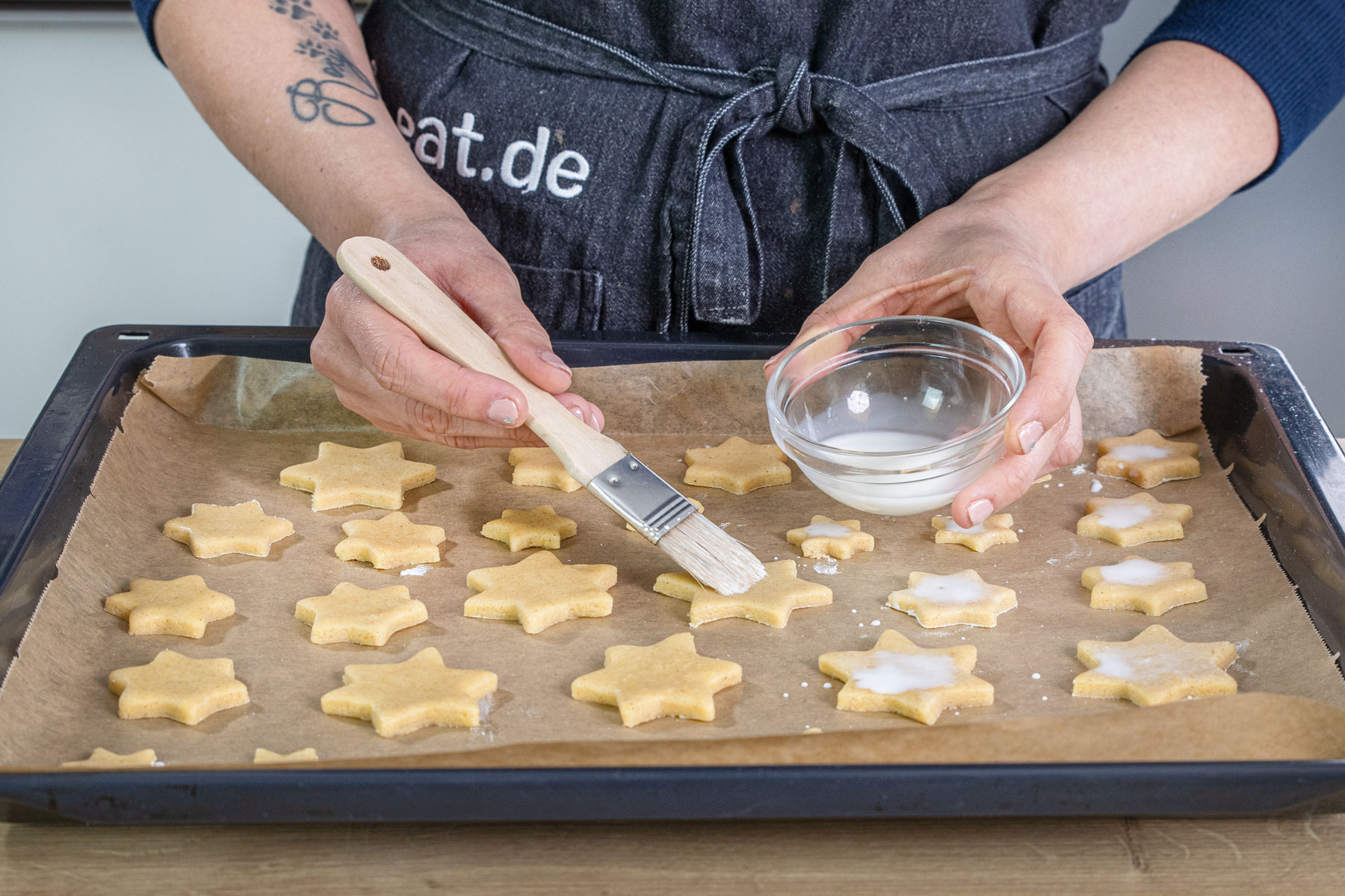 Zimtplätzchen mit Milch bestreichen