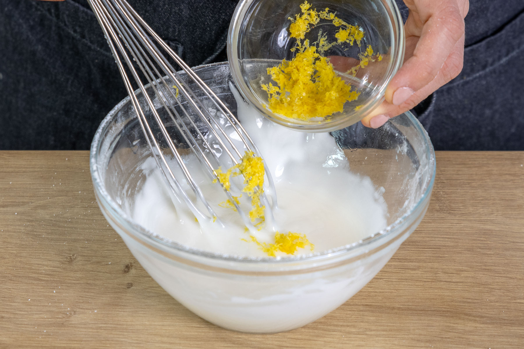 Zitronenschalenabrieb zur Zitronenglasur geben