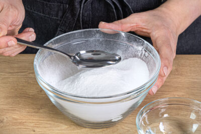 Puderzucker mit Wasser klumpenfrei verrühren