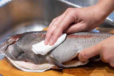 Fisch trocken tupfen