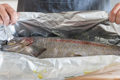 Fisch in Alufolie einwickeln