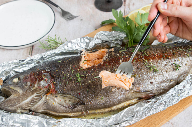 Lachsforelle in Alufolie aus dem Backofen
