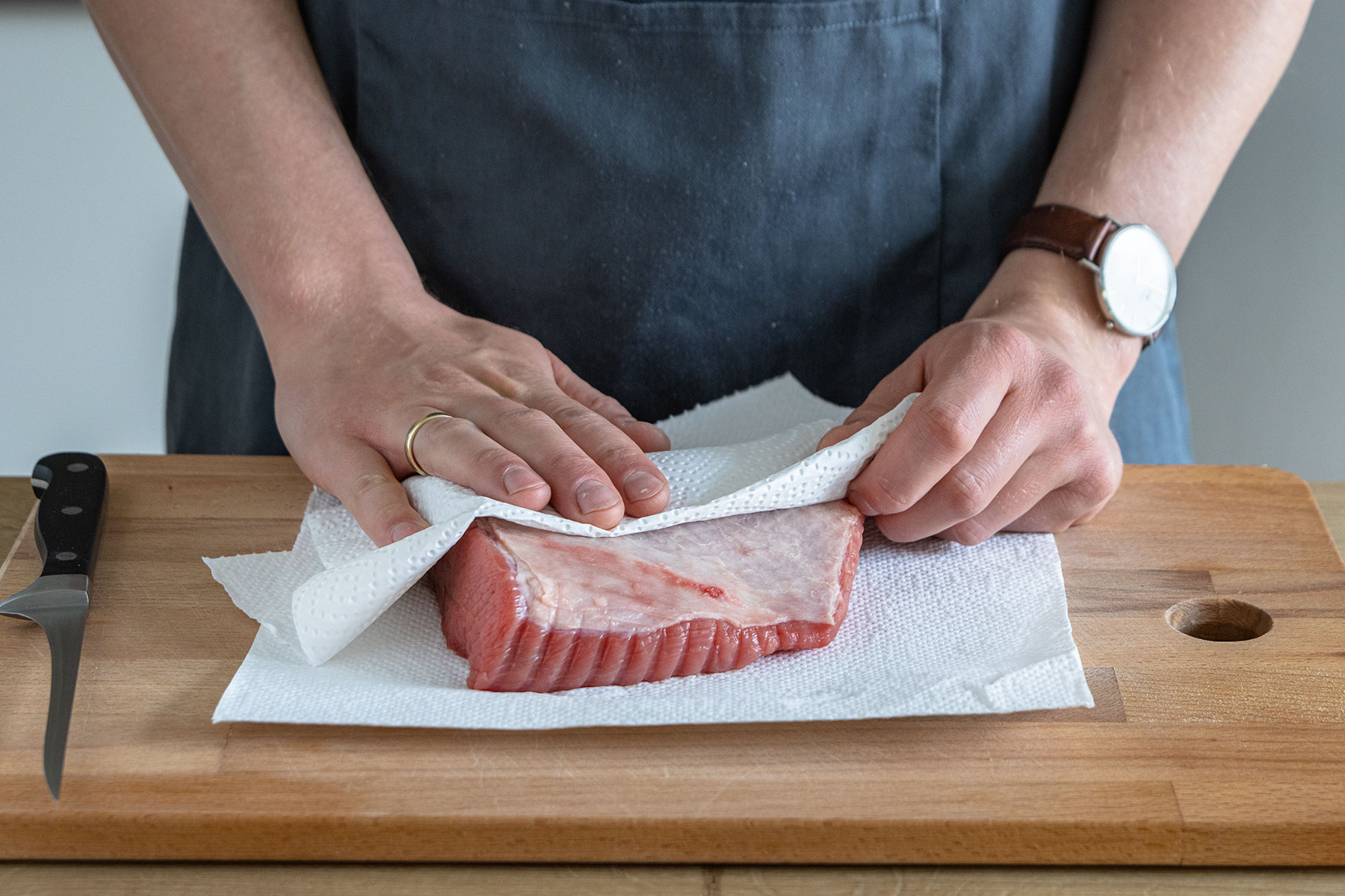 Rindfleisch mit Küchenpapier abtupfen