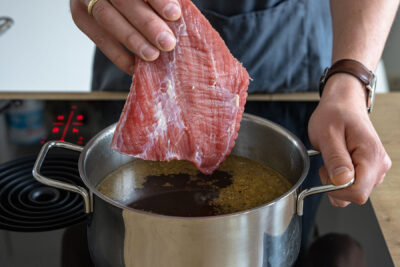 Rindfleisch in Gemüsebrühe geben