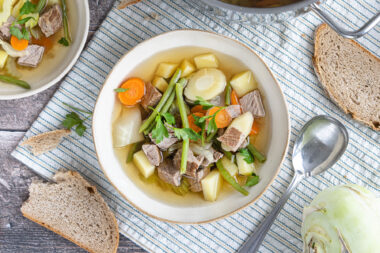 Omas Gemüsesuppe mit Rindfleisch