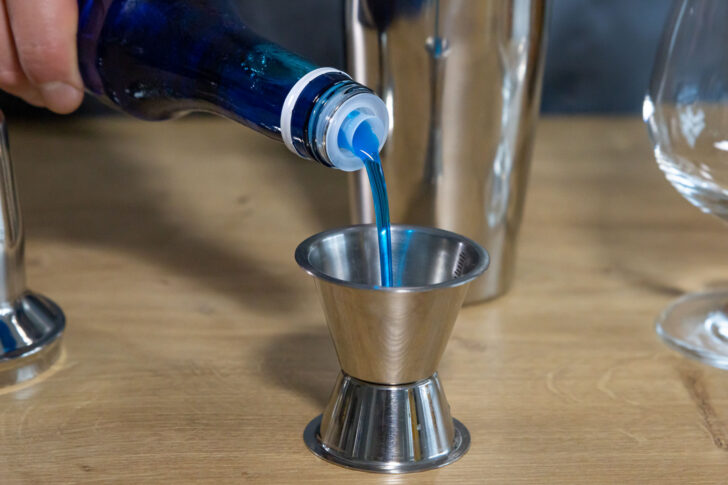 Blue Curacao Sirup dazugeben