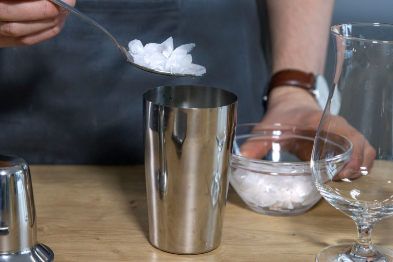 Shaker mit Crushed Ice füllen