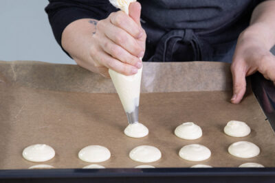 Anisplätzchen auf das Blech spritzen