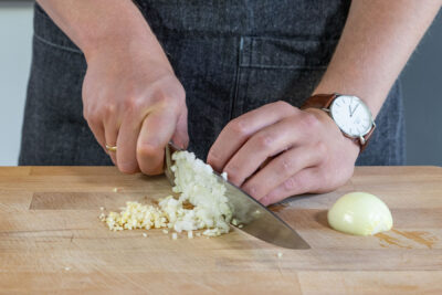 Knoblauch und Zwiebel schneiden