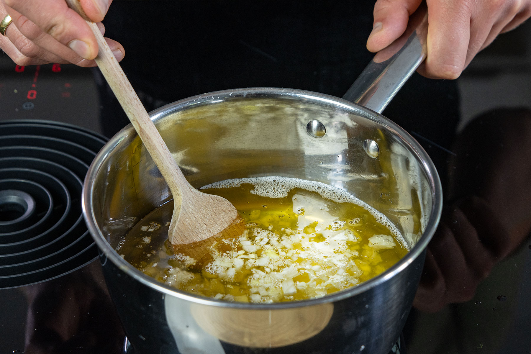 Knoblauch und Zwiebel in Schweineschmalz anbraten