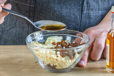 Sultaninen, Zitronat und gehackten Mandeln in Rum einlegen