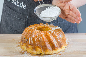 Puderzucker über den Aschkuchen streuen