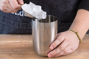 Eis in den Cocktailshaker geben