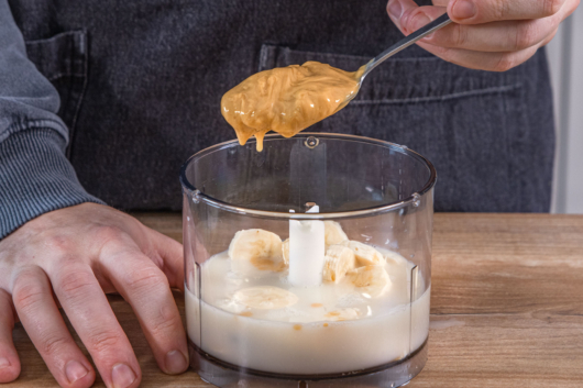 Erdnussbutter dazugeben