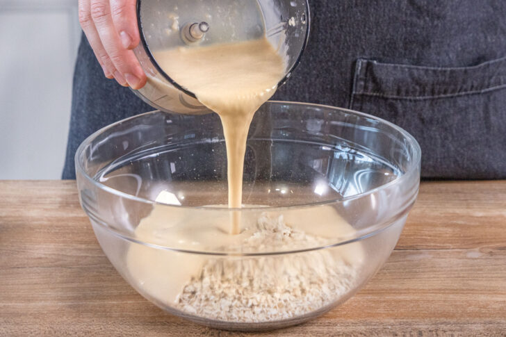 Bananen-Milch-Masse zu den Haferflocken gießen