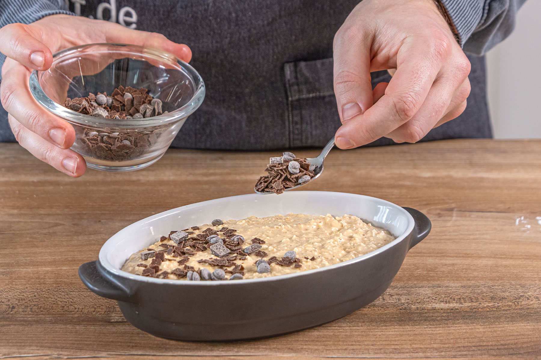 Schokodrops auf den Baked Oats verteilen