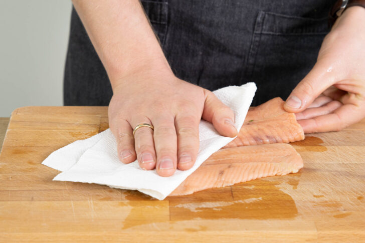 Lachs für die Bandnudeln abtupfen