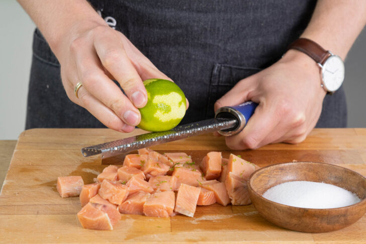 Limettenschale abreiben