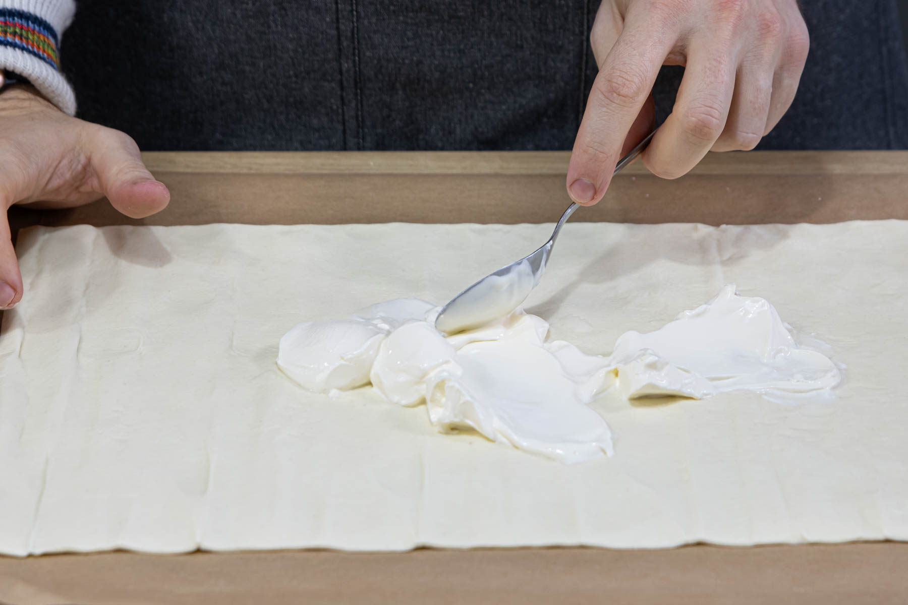Blätterteig mit Créme fraîche einstreichen