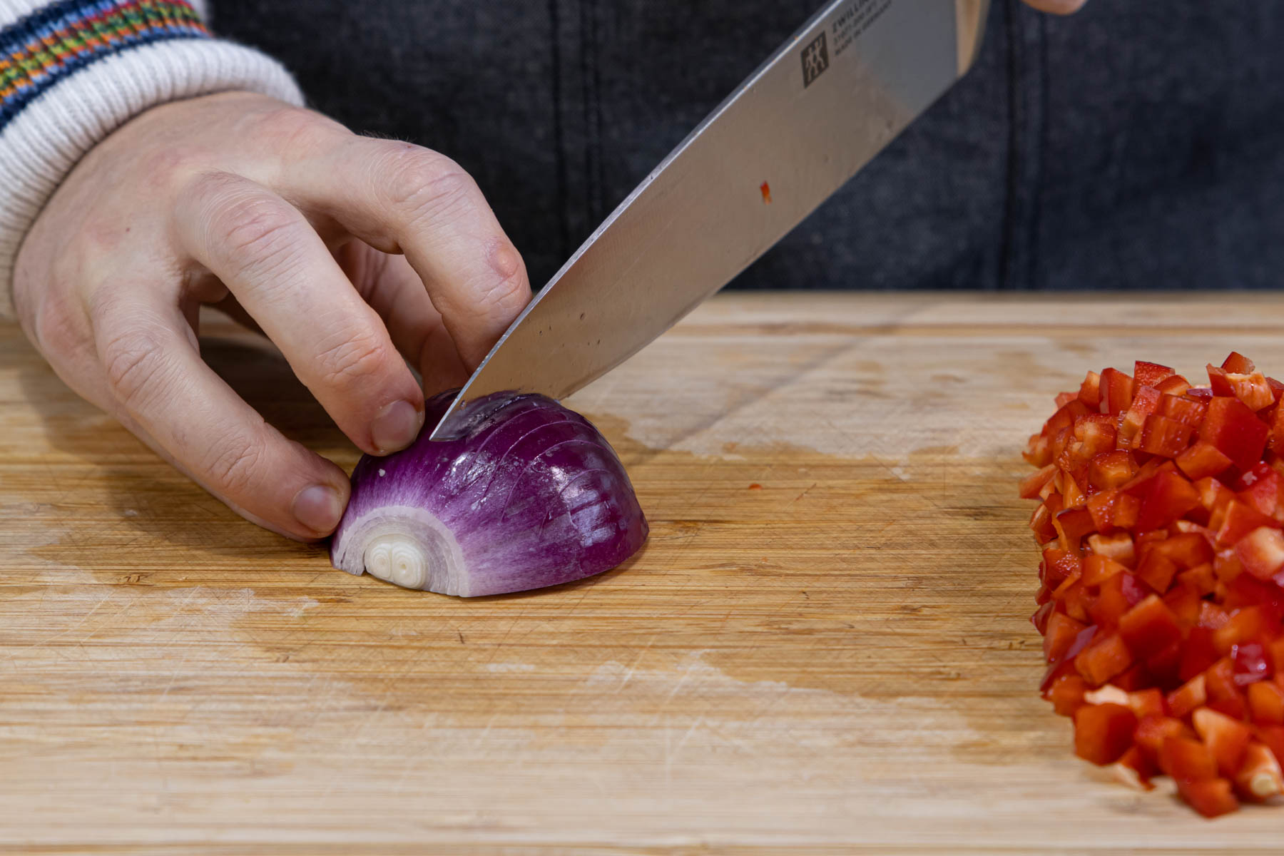 Paprika und Zwiebeln in feine Würfel schneiden