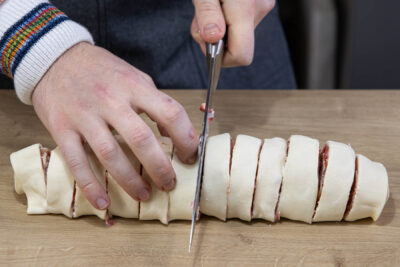 Blätterteigschnecken mit Lachs schneiden