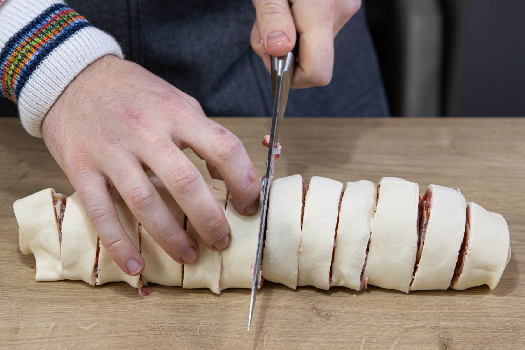 Blätterteigschnecken mit Lachs schneiden