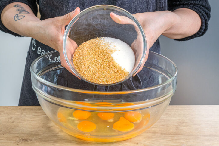 Zucker und Eier vermengen