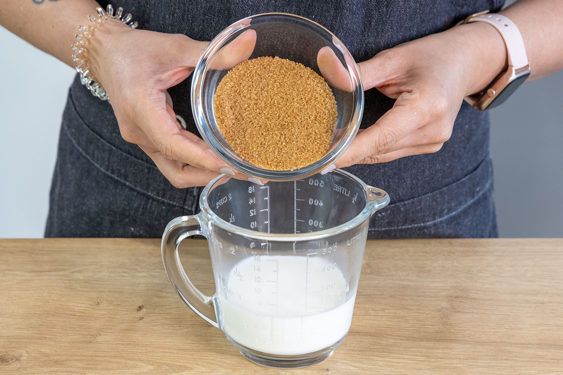 Zucker zur Milch geben
