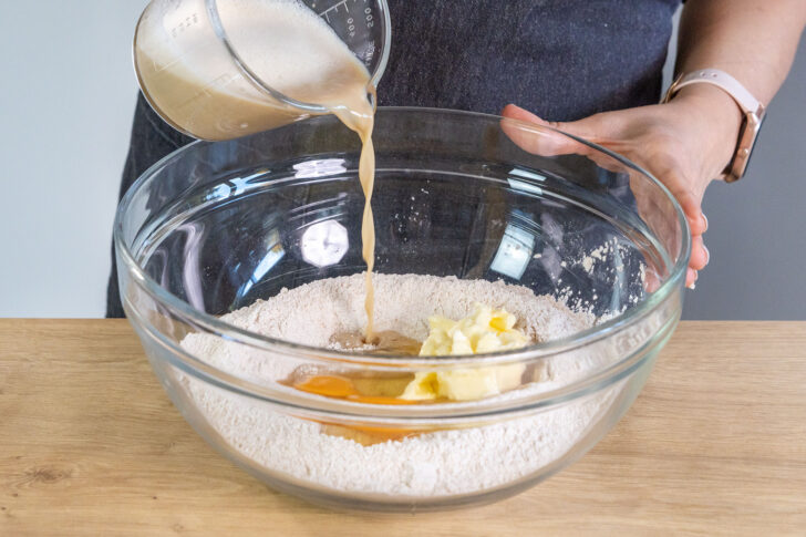 gezuckerte Milch in die Schüssel gießen