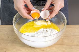 Zutaten für den Teig in eine Schüssel geben