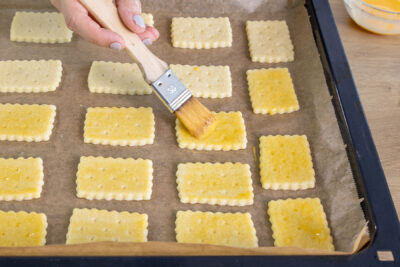 Butterkekse mit Eigelb-Mischung bestreichen