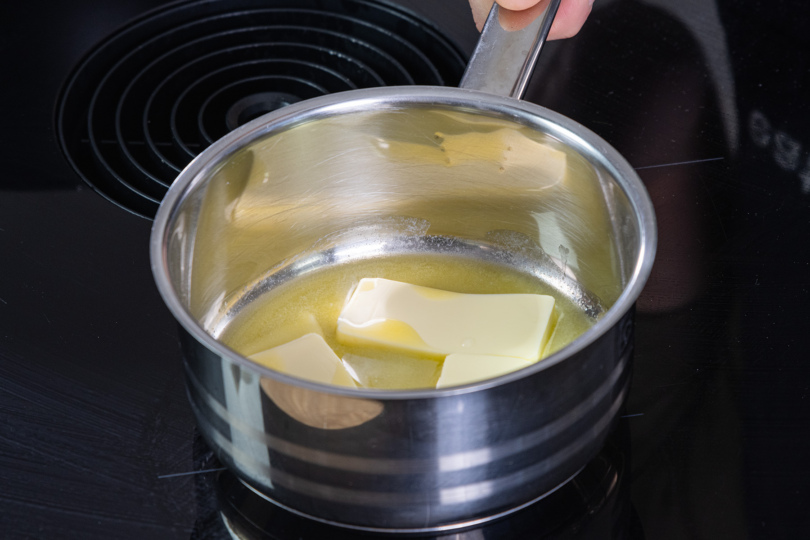 Butter in einem topf zum Schmelzen bringen