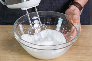 Eiklar mit einer Prise Salz aufschlagen