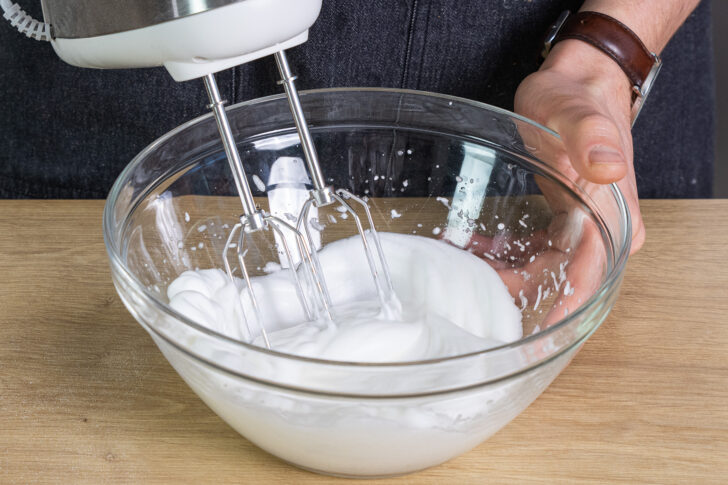 Eiklar mit einer Prise Salz aufschlagen