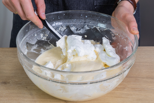 Eischnee unter den Teig heben