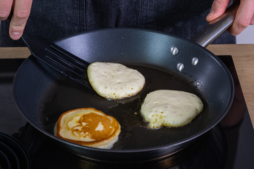 Buttermilch-Pancakes nach 1 - 2 Minuten wenden