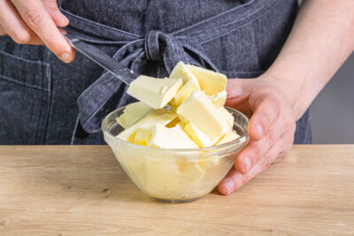 Butter in kleine Stücke schneiden