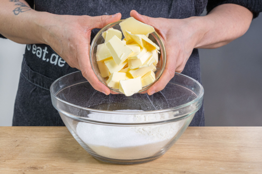 Butter zum Mehl geben