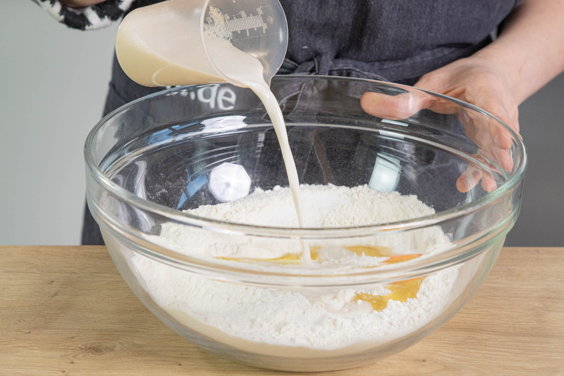 Hefemilch in die Schüssel gießen