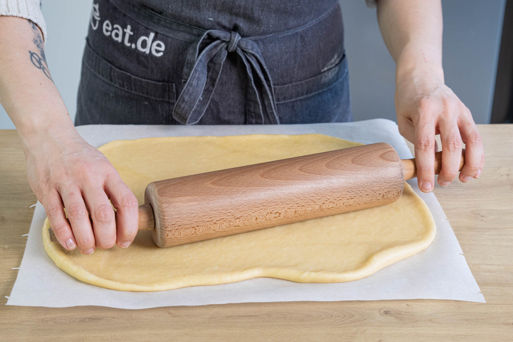 Hefeteig ausrollen